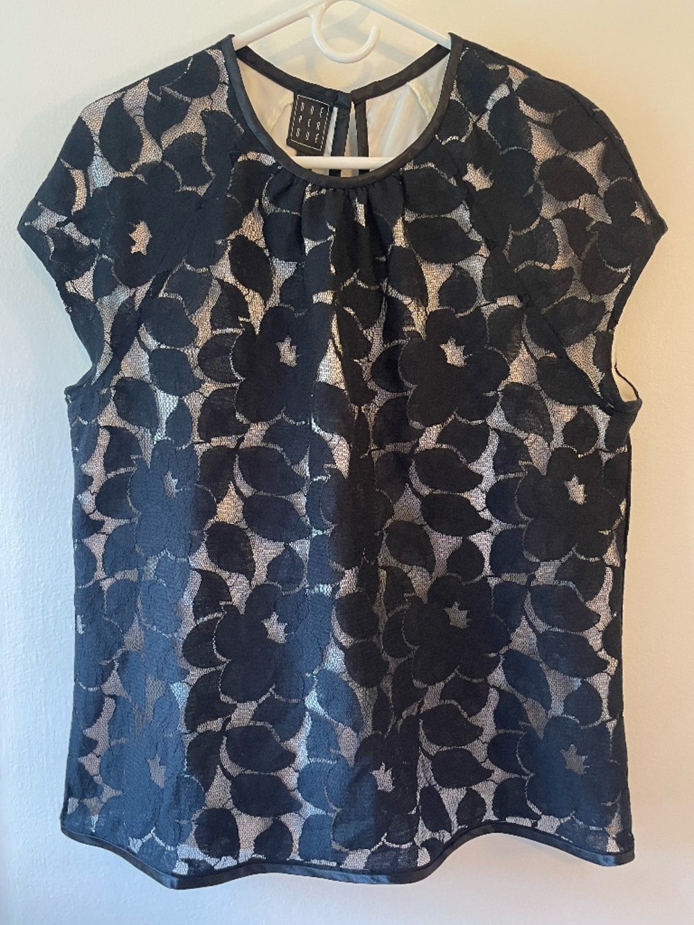 due per due black flower over white underlay capped sleeve blouse size L